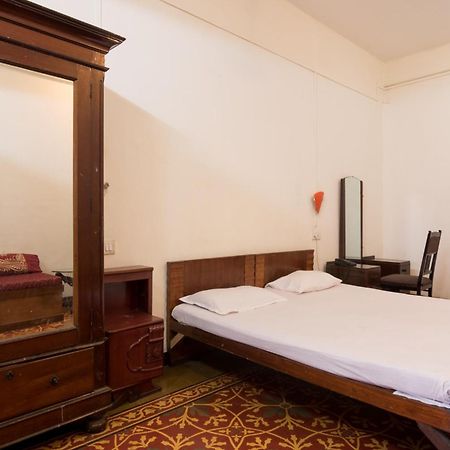 Bed And Breakfast At Colaba Mumbai Exteriör bild